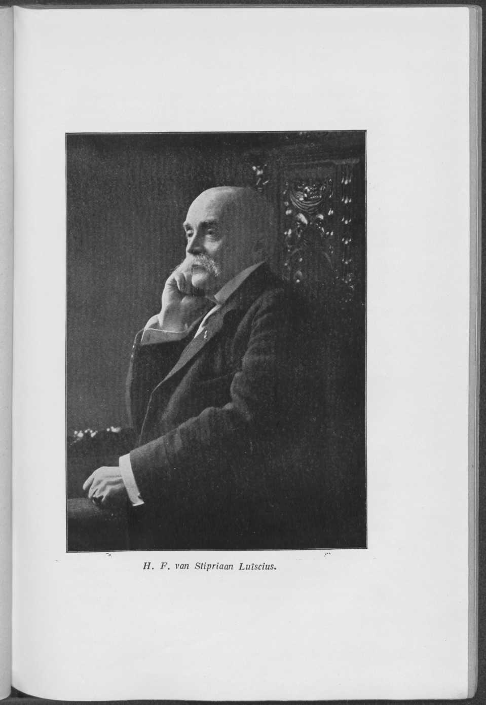 H. F. van Stipriaan Luïscius duduk menyamping dengan satu tangan menopang wajah.